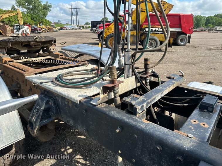 image for item EB2674 2009 Peterbilt 386 semi truck