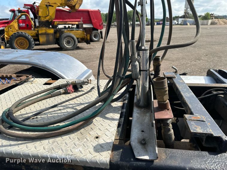 image for item EB2674 2009 Peterbilt 386 semi truck