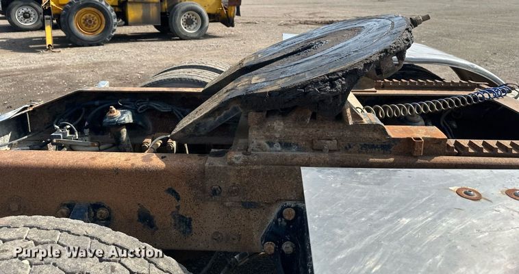 image for item EB2674 2009 Peterbilt 386 semi truck