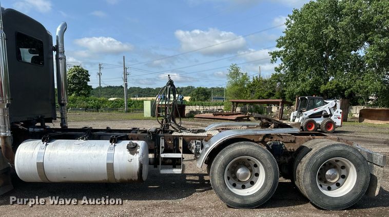 image for item EB2674 2009 Peterbilt 386 semi truck