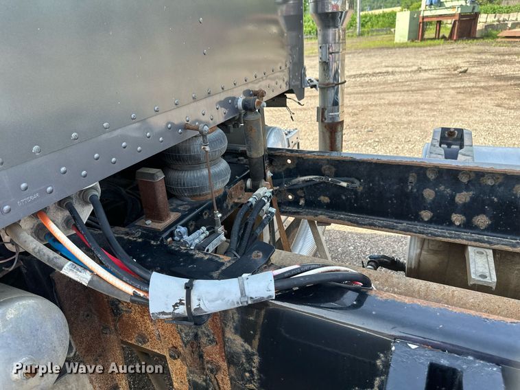 image for item EB2674 2009 Peterbilt 386 semi truck