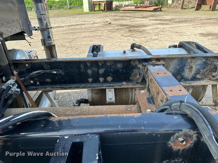 image for item EB2674 2009 Peterbilt 386 semi truck