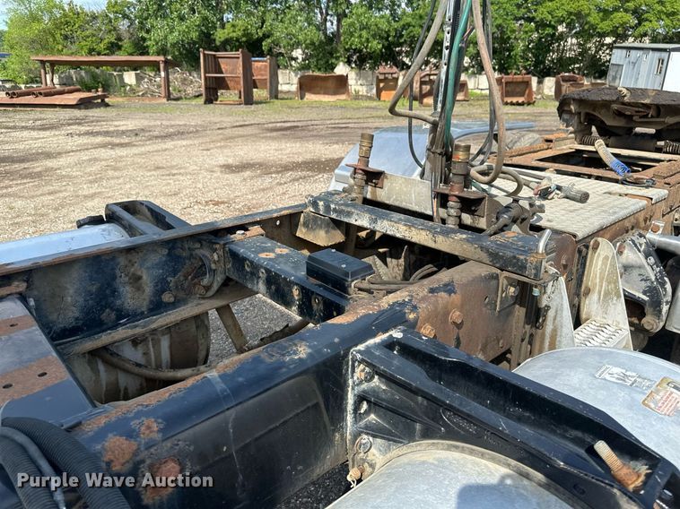 image for item EB2674 2009 Peterbilt 386 semi truck