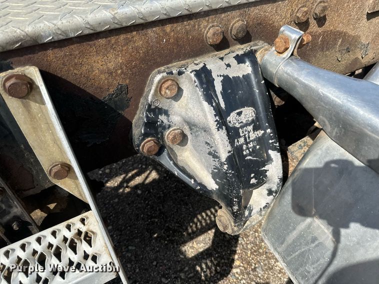 image for item EB2674 2009 Peterbilt 386 semi truck