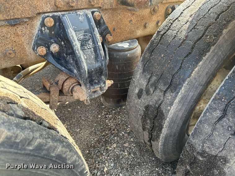 image for item EB2674 2009 Peterbilt 386 semi truck