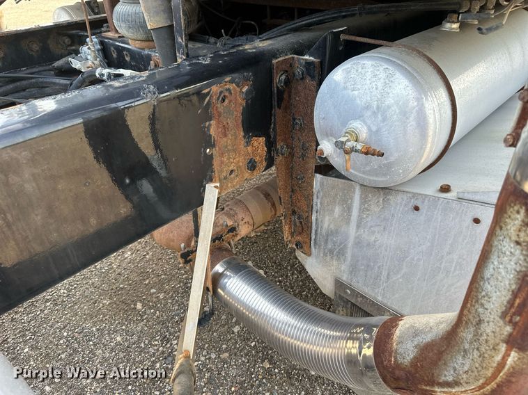 image for item EB2674 2009 Peterbilt 386 semi truck