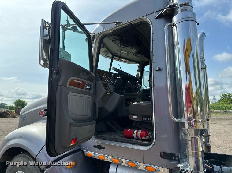 image for item EB2674 2009 Peterbilt 386 semi truck