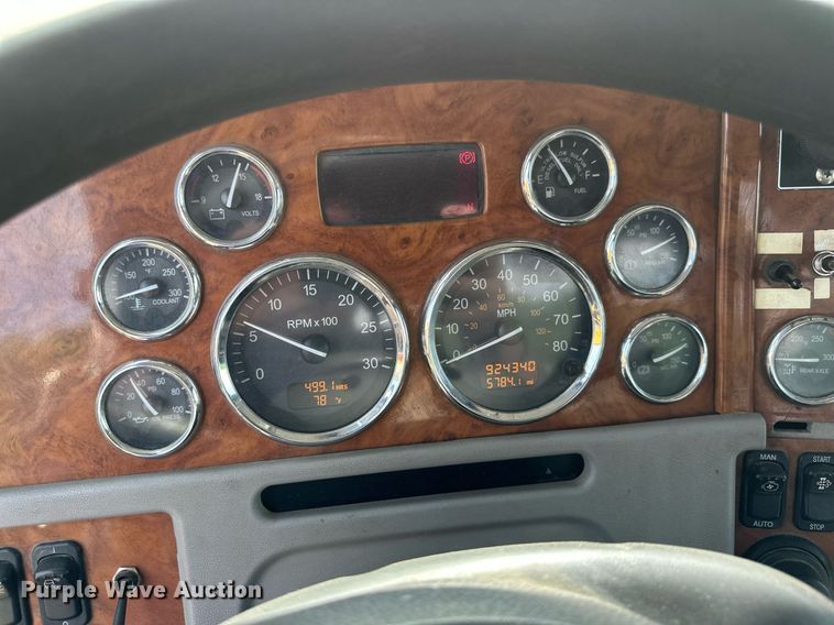 image for item EB2674 2009 Peterbilt 386 semi truck