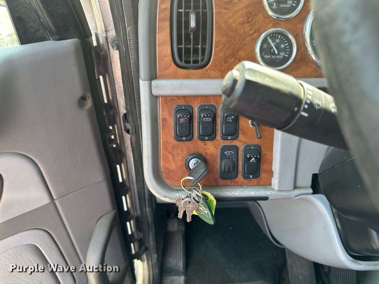 image for item EB2674 2009 Peterbilt 386 semi truck