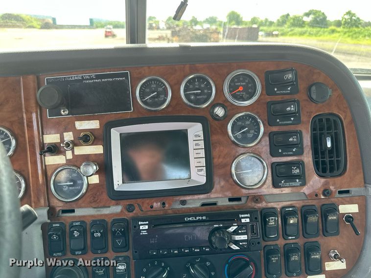 image for item EB2674 2009 Peterbilt 386 semi truck