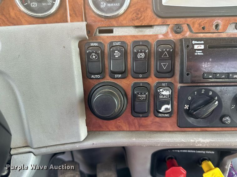 image for item EB2674 2009 Peterbilt 386 semi truck