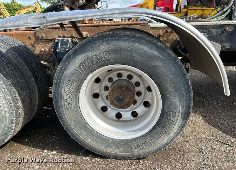 image for item EB2674 2009 Peterbilt 386 semi truck