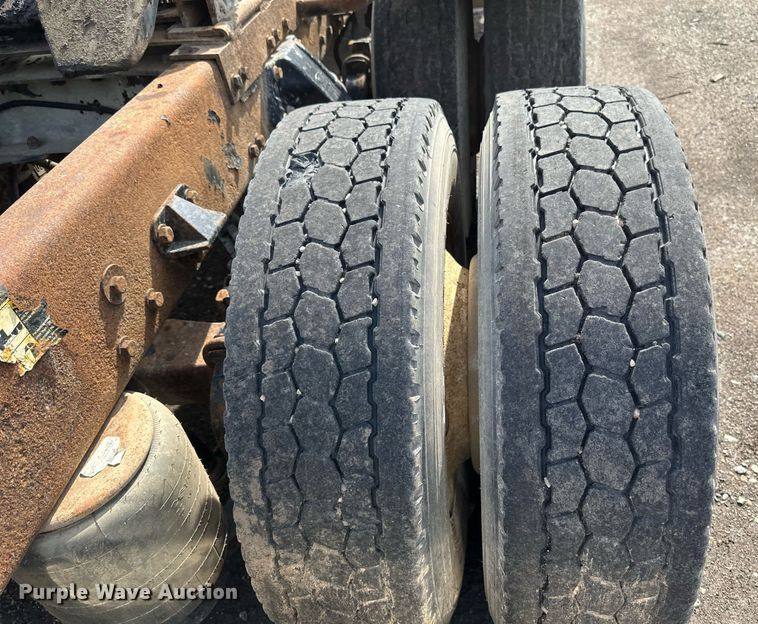 image for item EB2674 2009 Peterbilt 386 semi truck