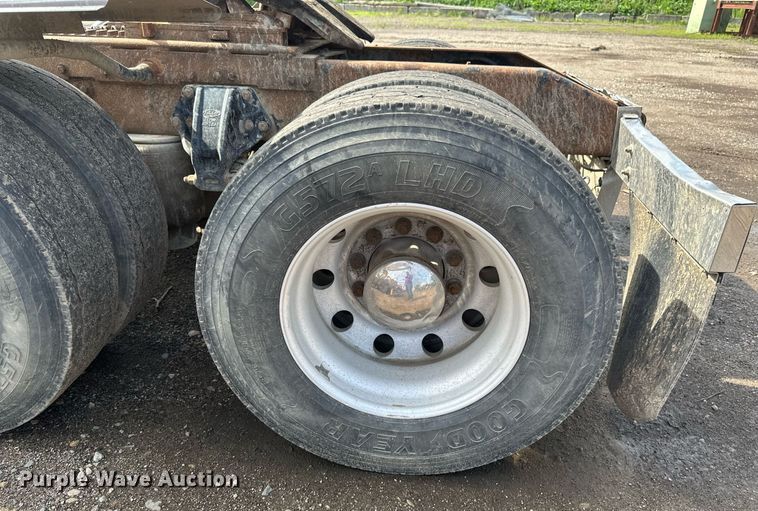 image for item EB2674 2009 Peterbilt 386 semi truck