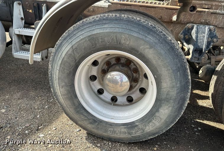 image for item EB2674 2009 Peterbilt 386 semi truck