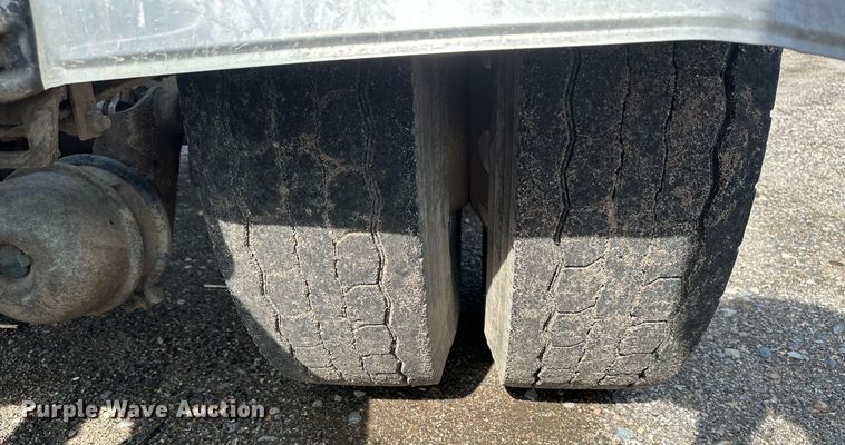 image for item EB2674 2009 Peterbilt 386 semi truck