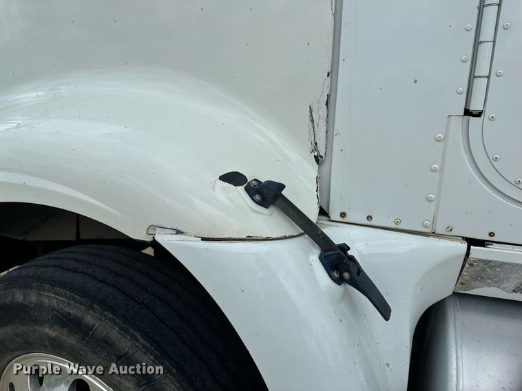 image for item EB2697 2005 International 9400I semi truck