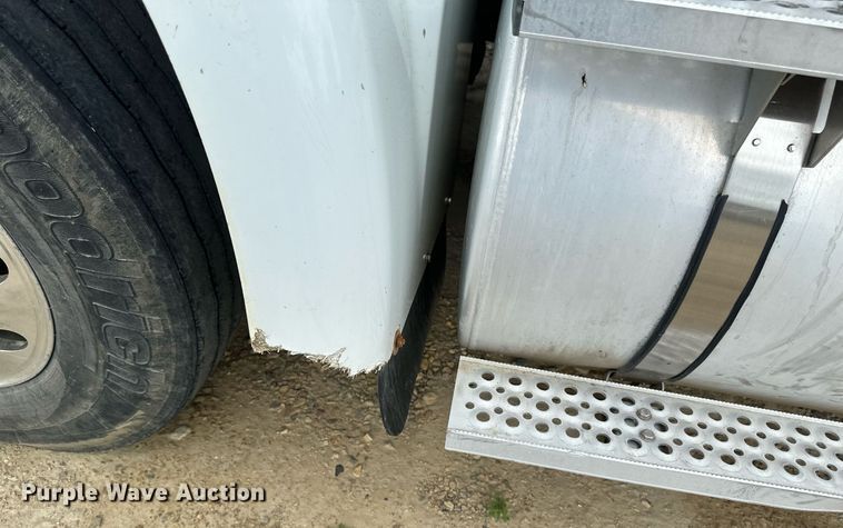 image for item EB2697 2005 International 9400I semi truck