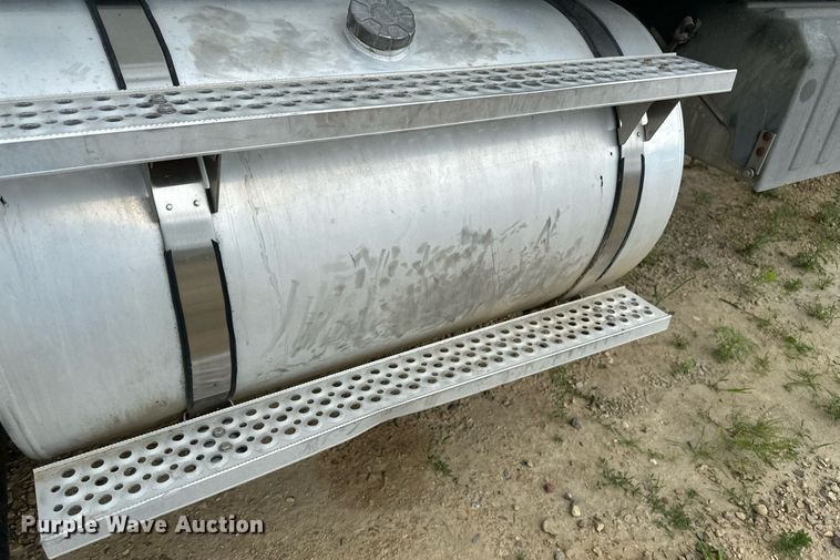 image for item EB2697 2005 International 9400I semi truck