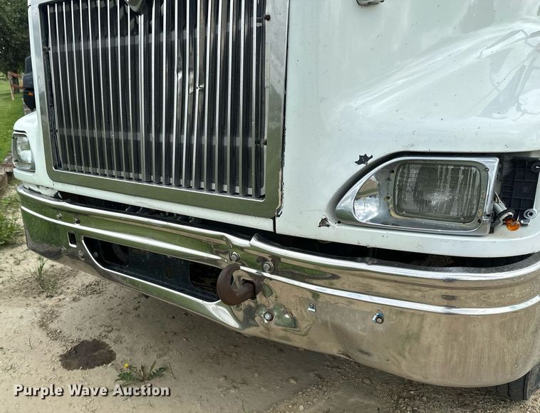 image for item EB2697 2005 International 9400I semi truck