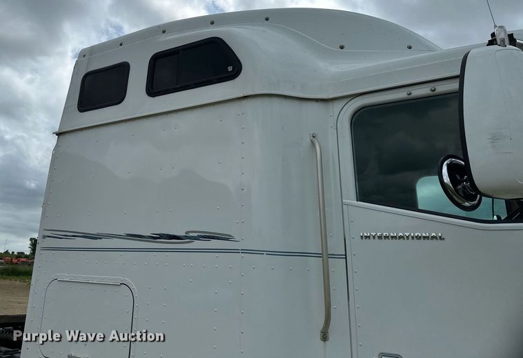 image for item EB2697 2005 International 9400I semi truck