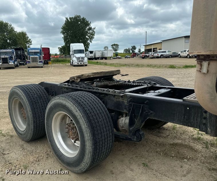 image for item EB2697 2005 International 9400I semi truck