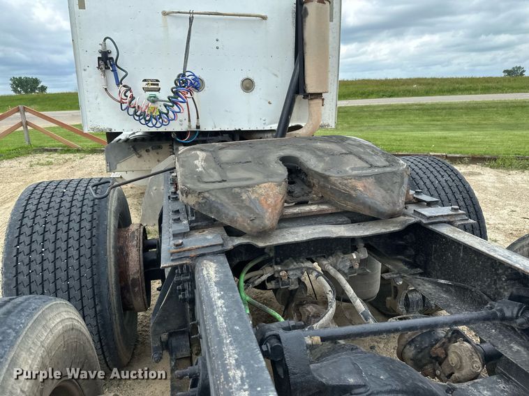 image for item EB2697 2005 International 9400I semi truck