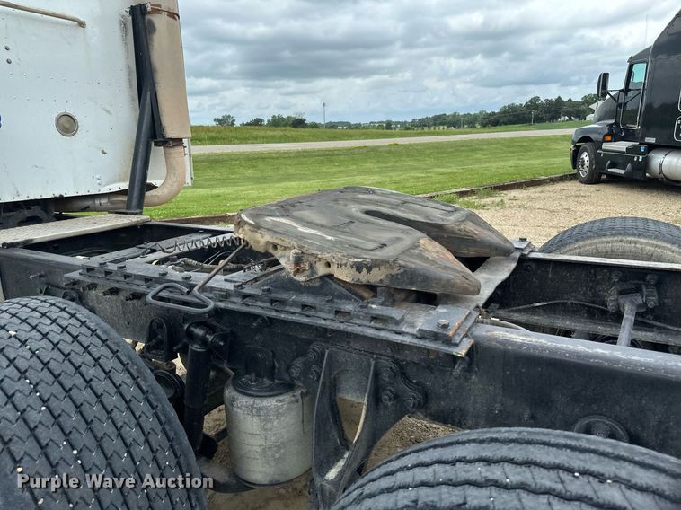 image for item EB2697 2005 International 9400I semi truck