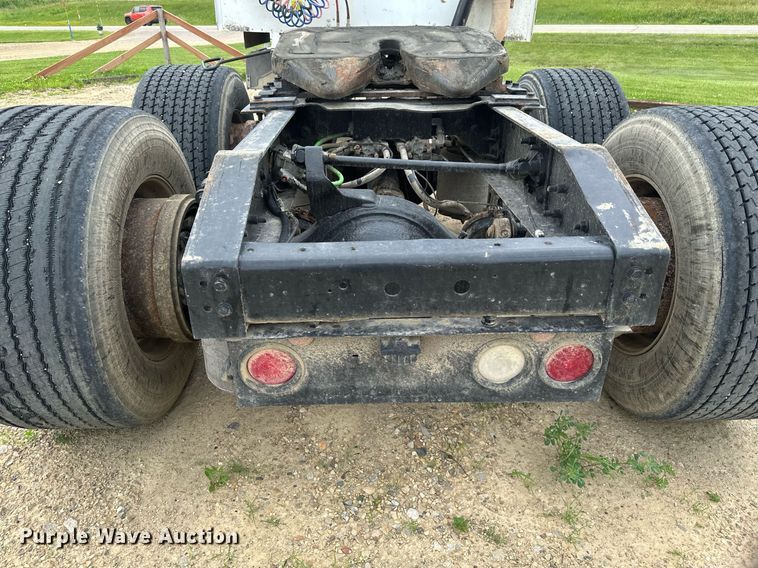 image for item EB2697 2005 International 9400I semi truck