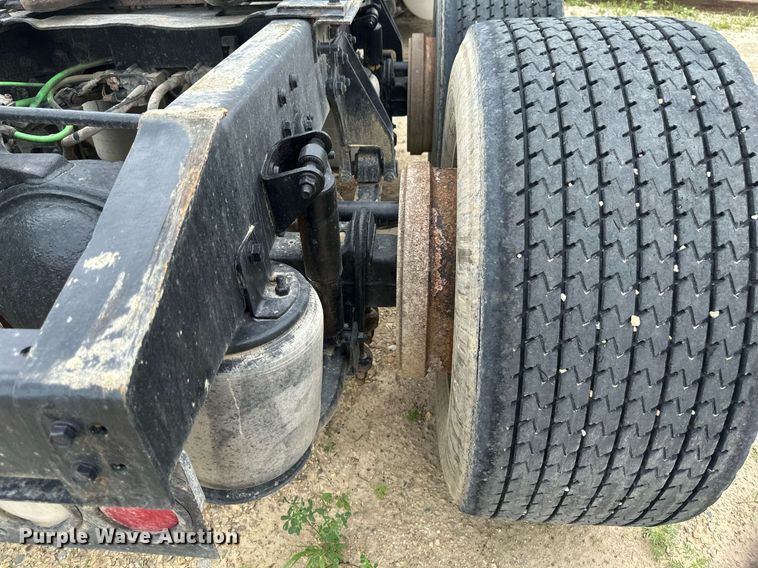 image for item EB2697 2005 International 9400I semi truck