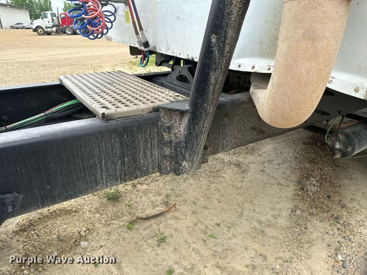 image for item EB2697 2005 International 9400I semi truck