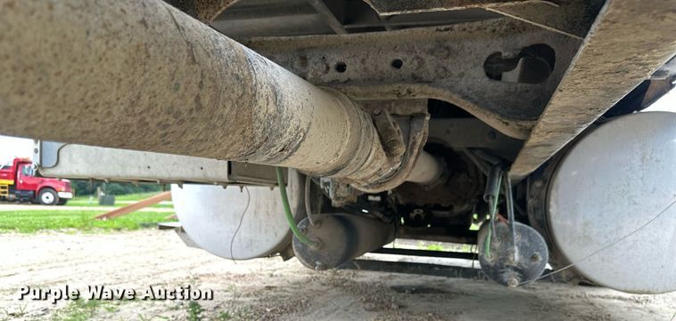 image for item EB2697 2005 International 9400I semi truck