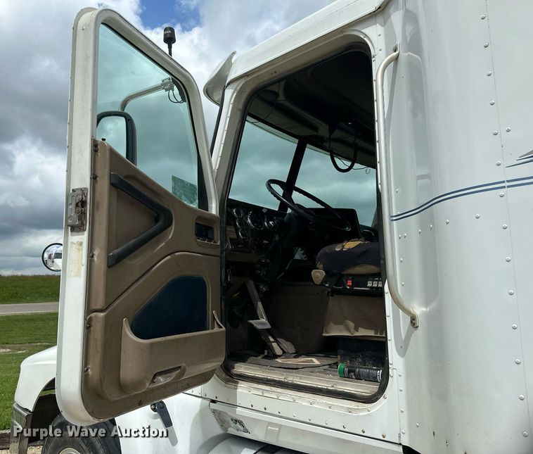 image for item EB2697 2005 International 9400I semi truck