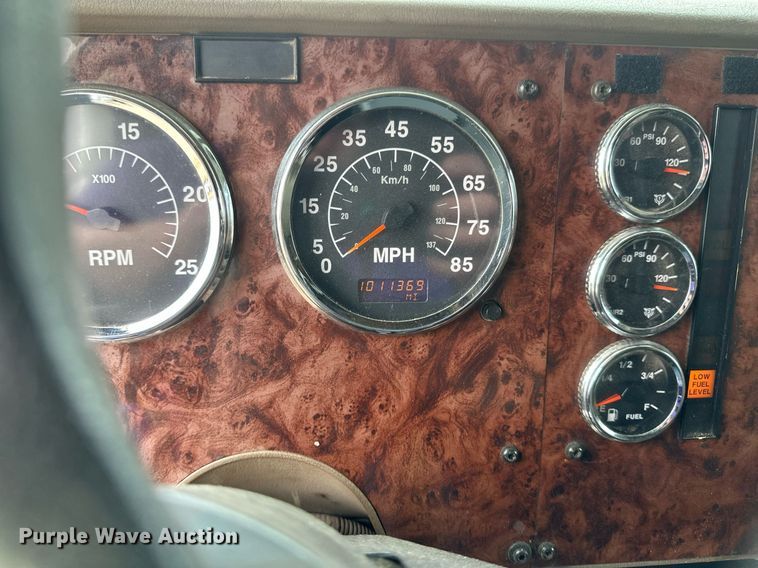 image for item EB2697 2005 International 9400I semi truck