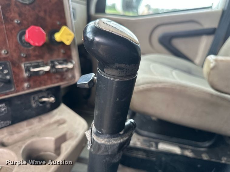 image for item EB2697 2005 International 9400I semi truck