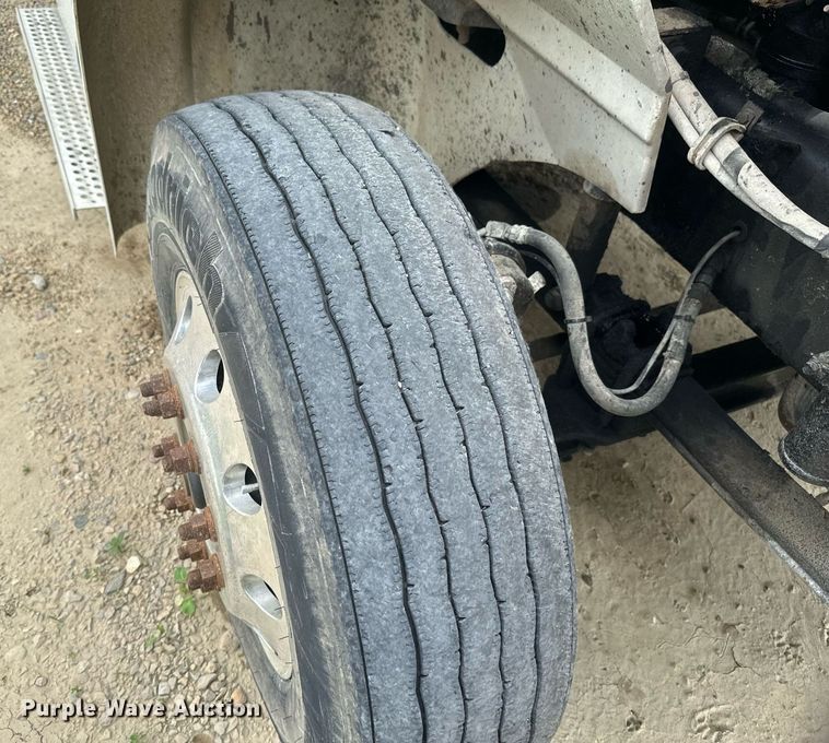 image for item EB2697 2005 International 9400I semi truck