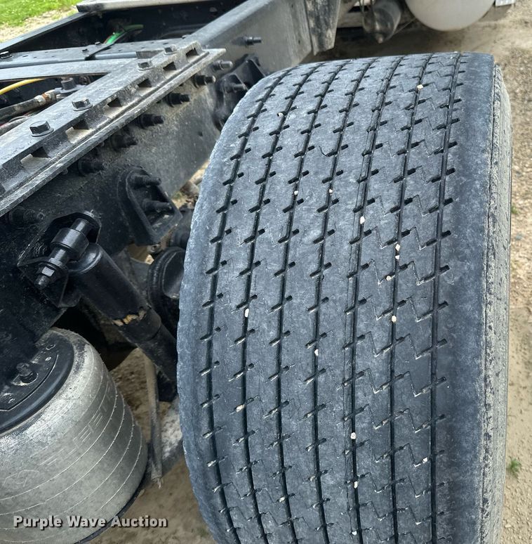 image for item EB2697 2005 International 9400I semi truck