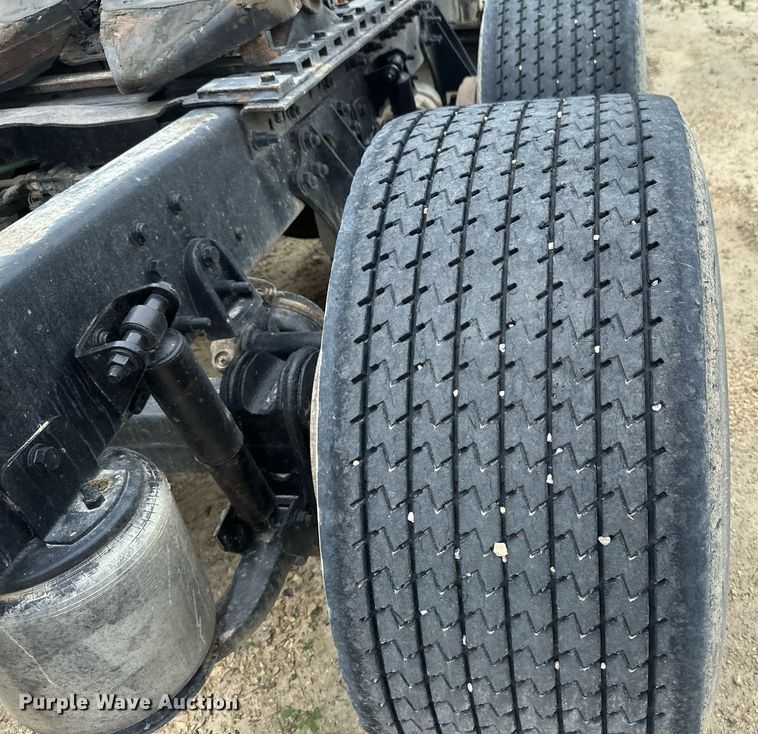 image for item EB2697 2005 International 9400I semi truck