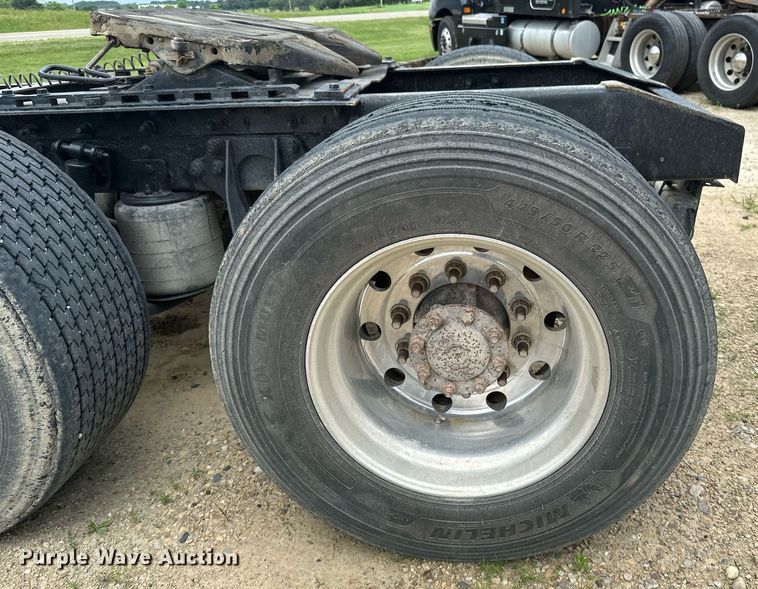 image for item EB2697 2005 International 9400I semi truck