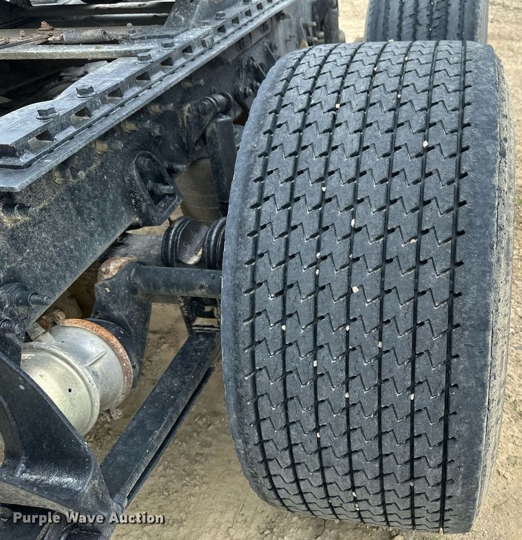 image for item EB2697 2005 International 9400I semi truck