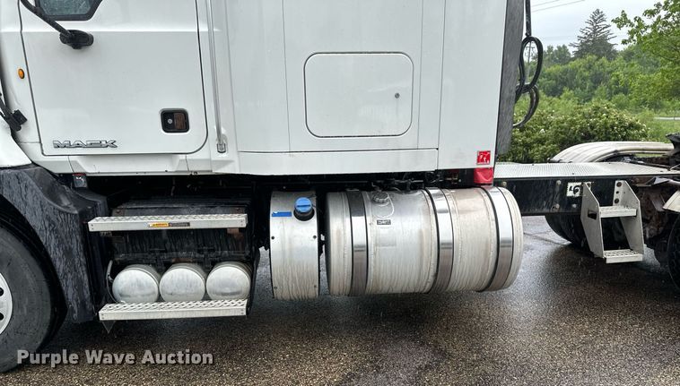 image for item EB2700 2015 Mack CXU613 semi truck