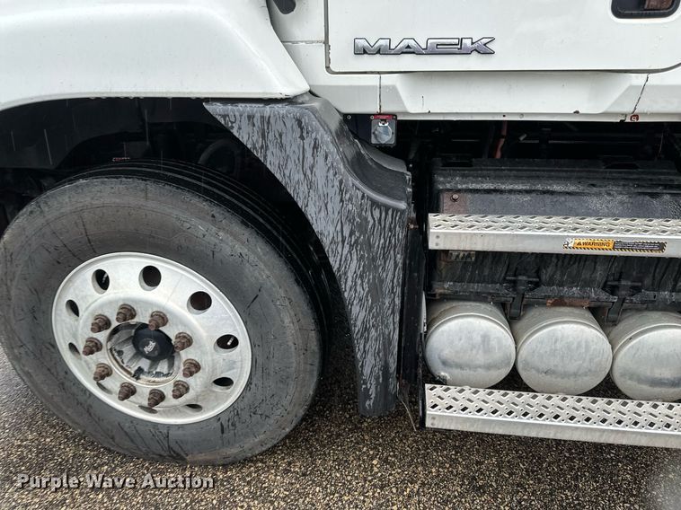 image for item EB2700 2015 Mack CXU613 semi truck
