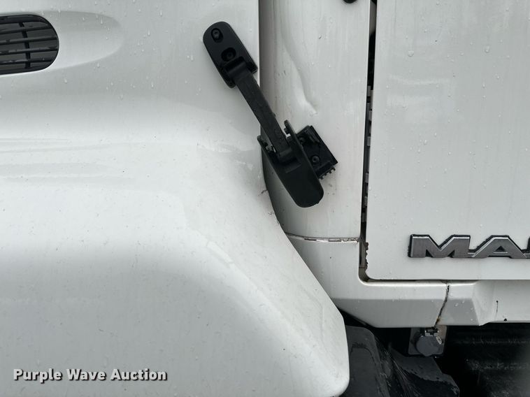 image for item EB2700 2015 Mack CXU613 semi truck