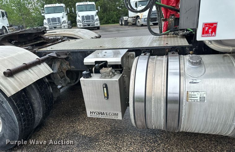 image for item EB2700 2015 Mack CXU613 semi truck