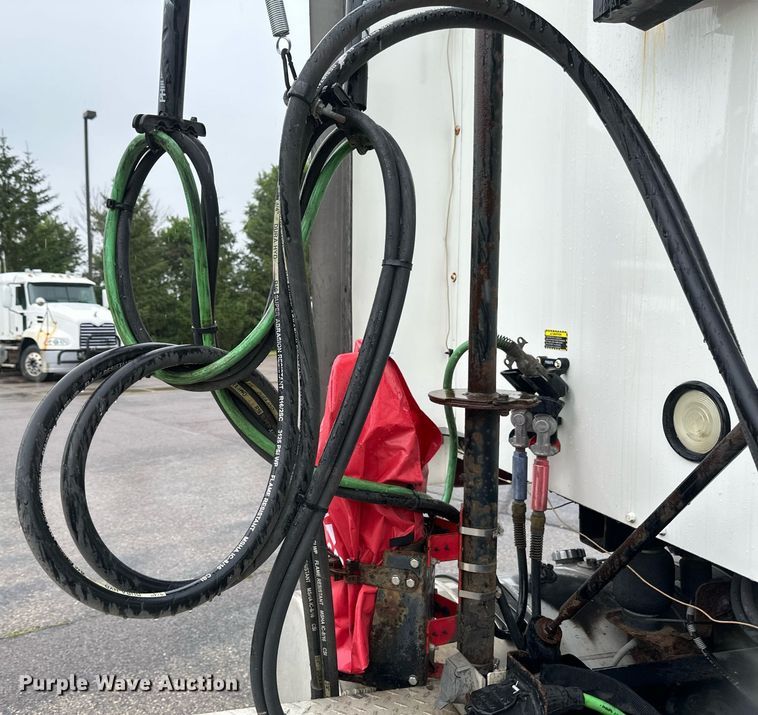 image for item EB2700 2015 Mack CXU613 semi truck