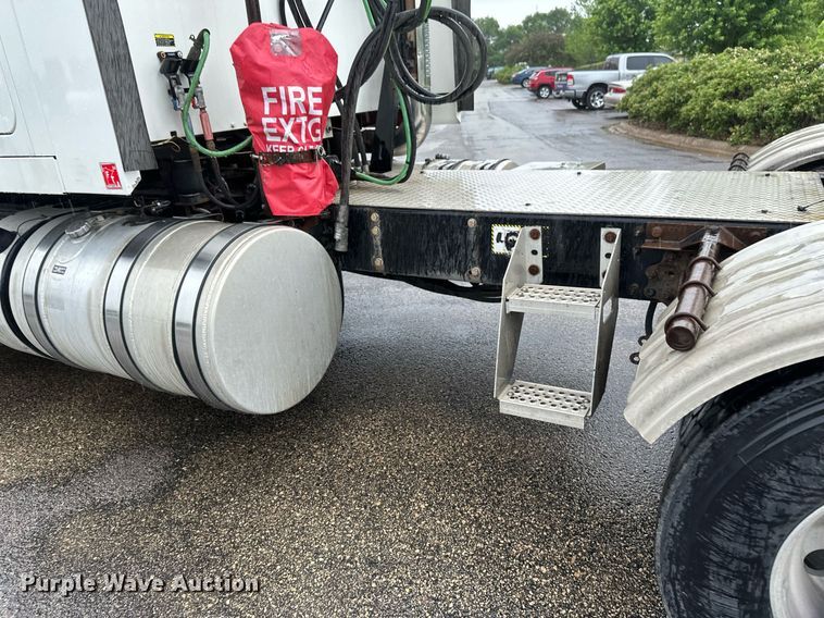 image for item EB2700 2015 Mack CXU613 semi truck