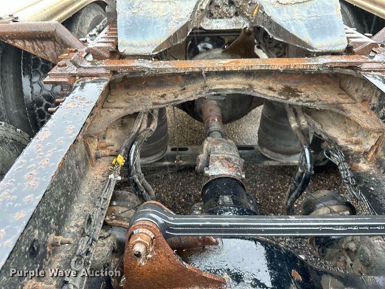 image for item EB2700 2015 Mack CXU613 semi truck