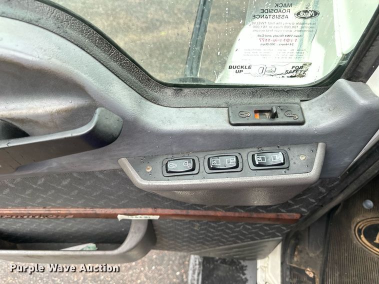 image for item EB2700 2015 Mack CXU613 semi truck