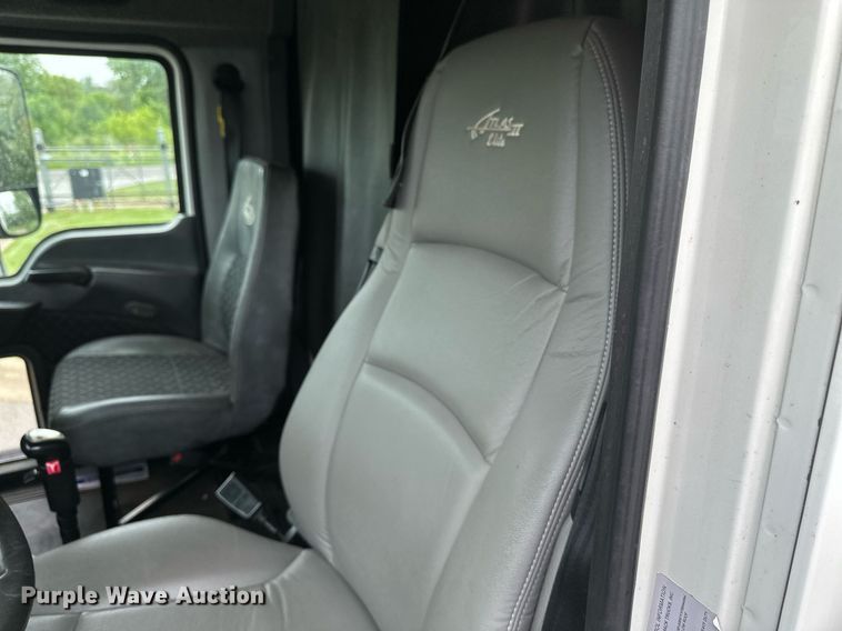 image for item EB2700 2015 Mack CXU613 semi truck