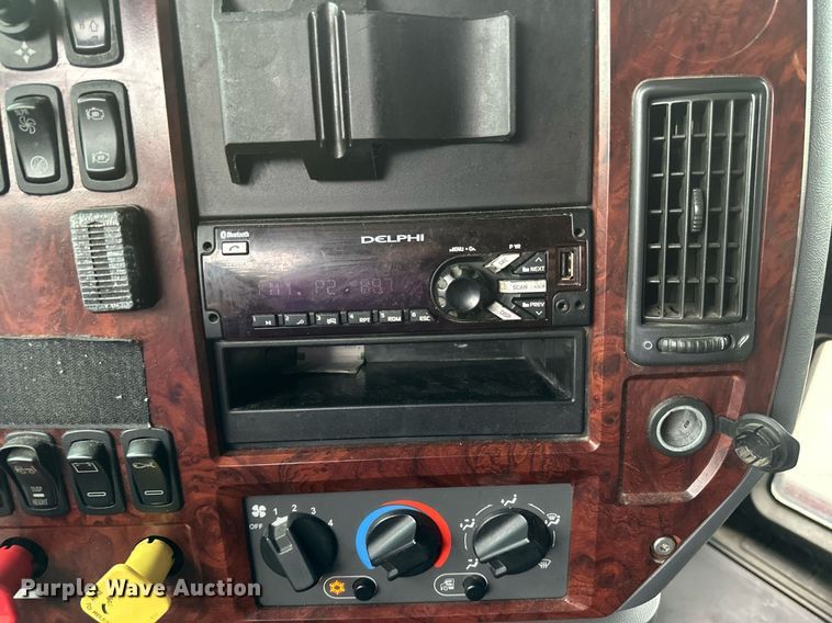 image for item EB2700 2015 Mack CXU613 semi truck